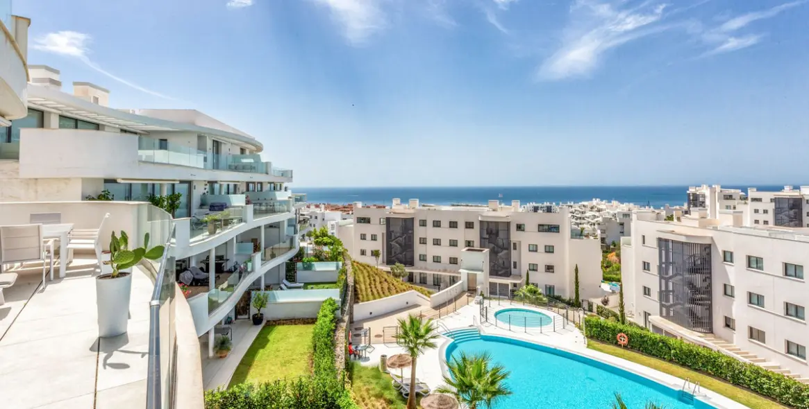 Sale of middle floor apartment in Higueron 41