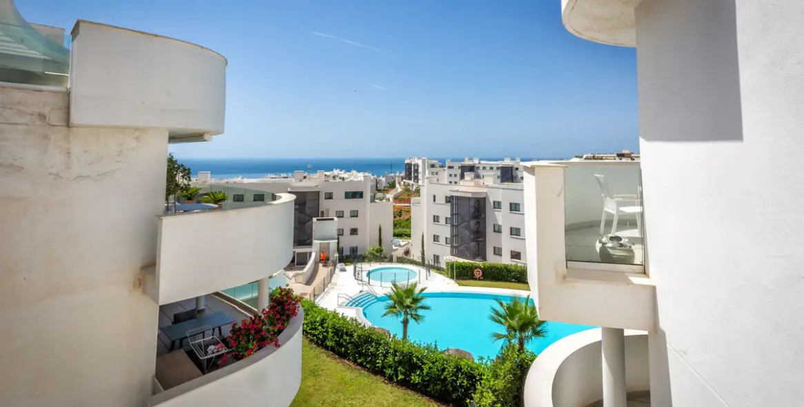 Sale of middle floor apartment in Higueron 42