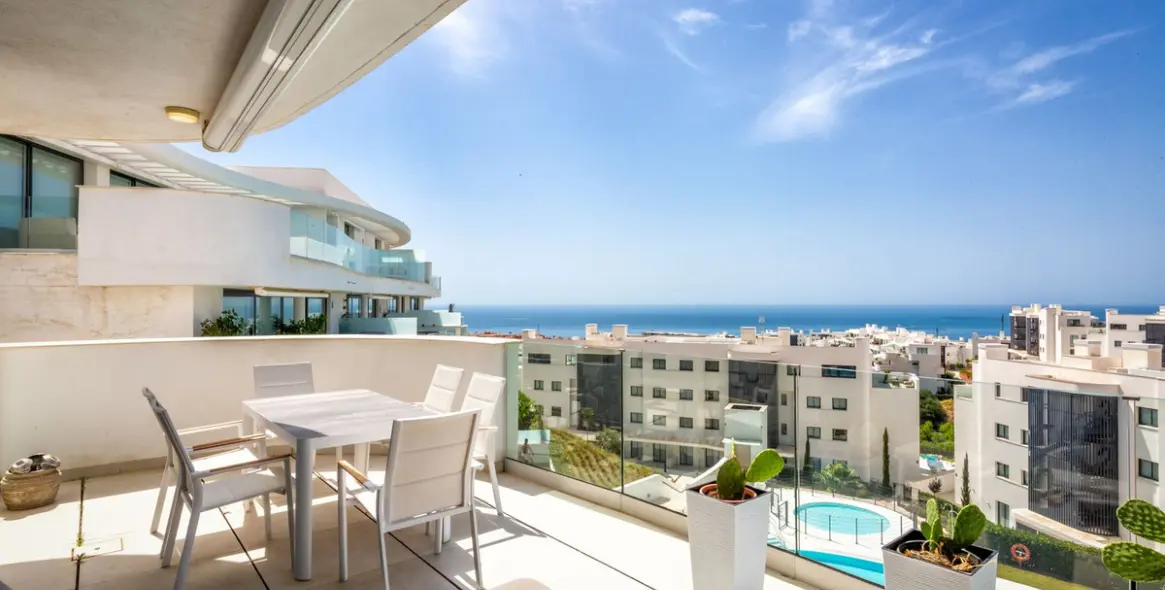 Sale of middle floor apartment in Higueron 43