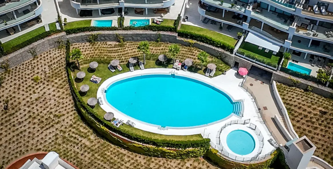 Sale of middle floor apartment in Higueron 47