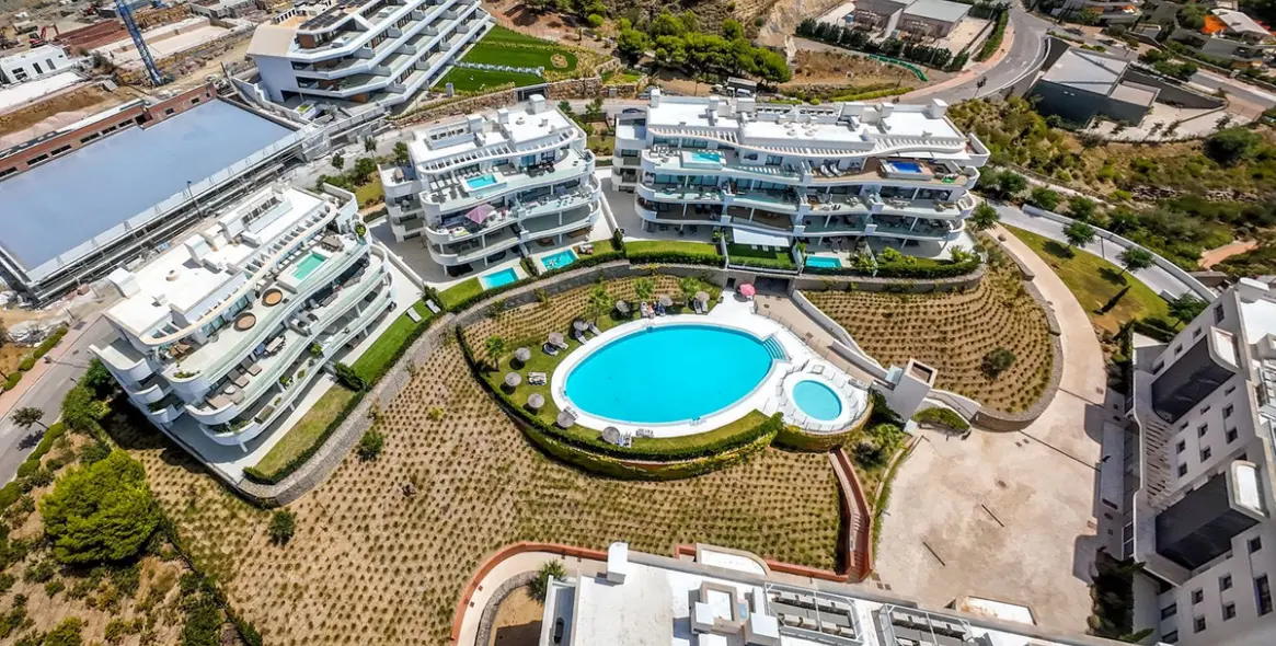 Sale of middle floor apartment in Higueron 48