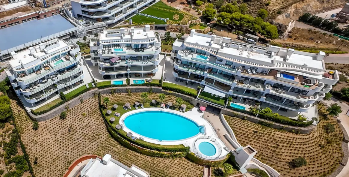 Sale of middle floor apartment in Higueron 49