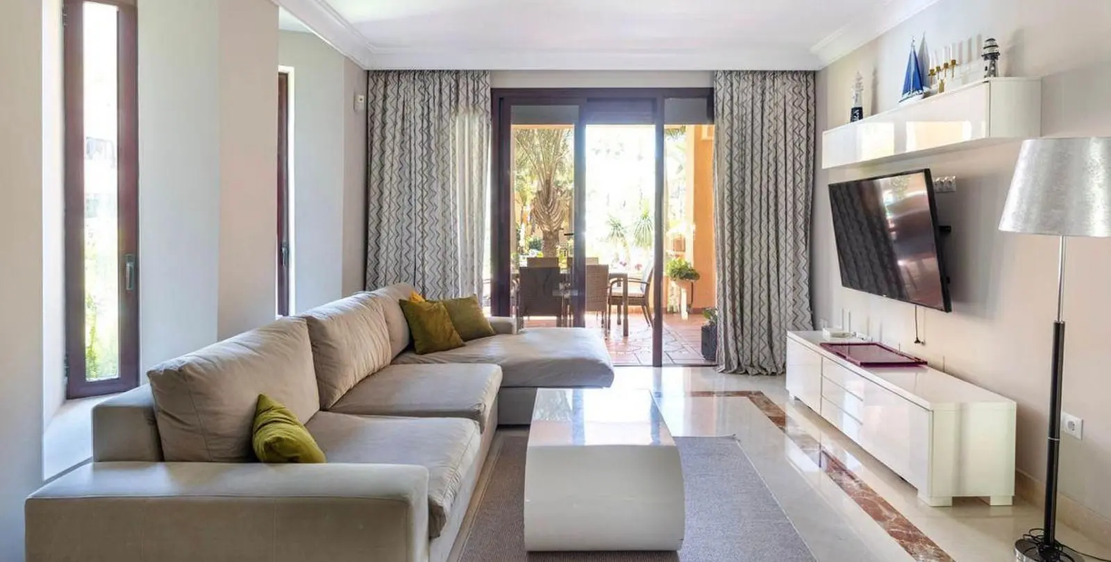 Venta de apartamento en planta baja en San Pedro de Alcántara 2