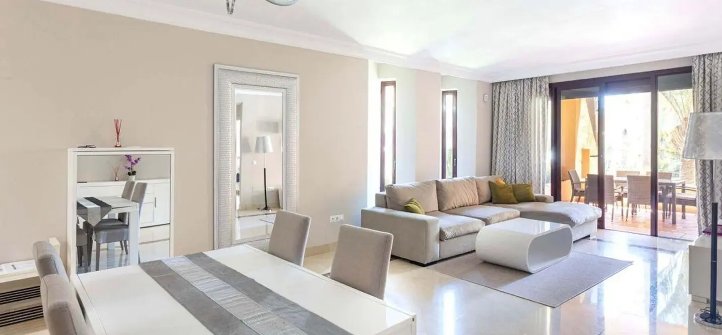 Venta de apartamento en planta baja en San Pedro de Alcántara 2