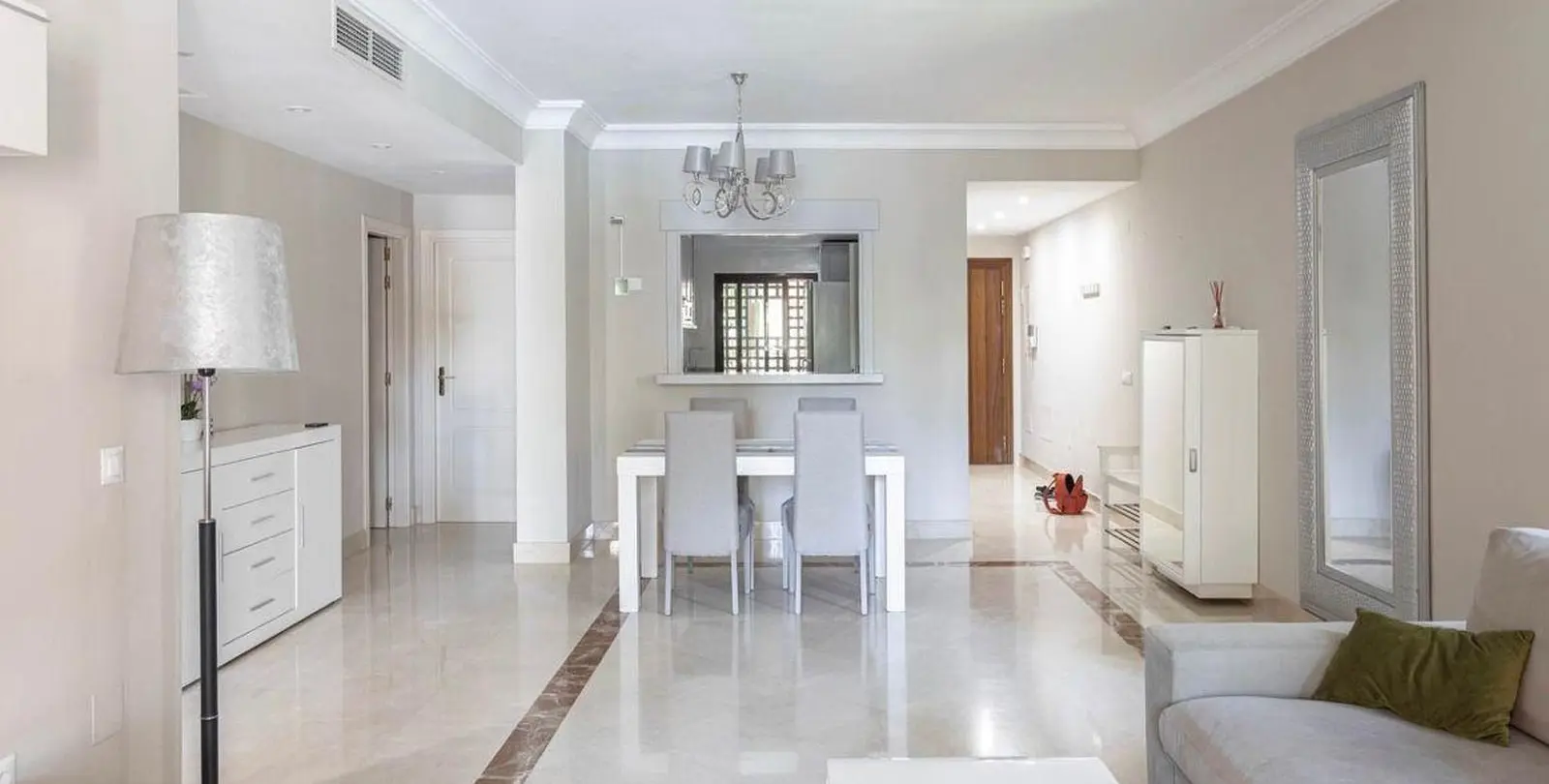Venta de apartamento en planta baja en San Pedro de Alcántara 4