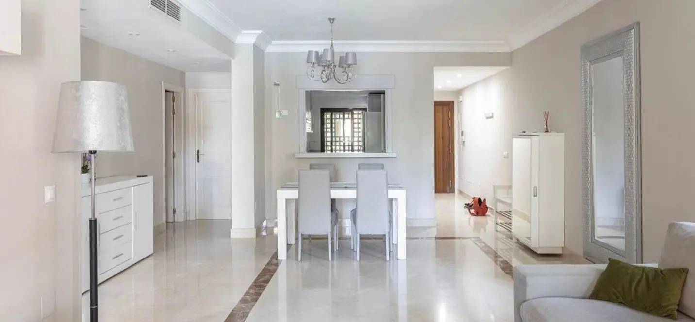 Venta de apartamento en planta baja en San Pedro de Alcántara 3