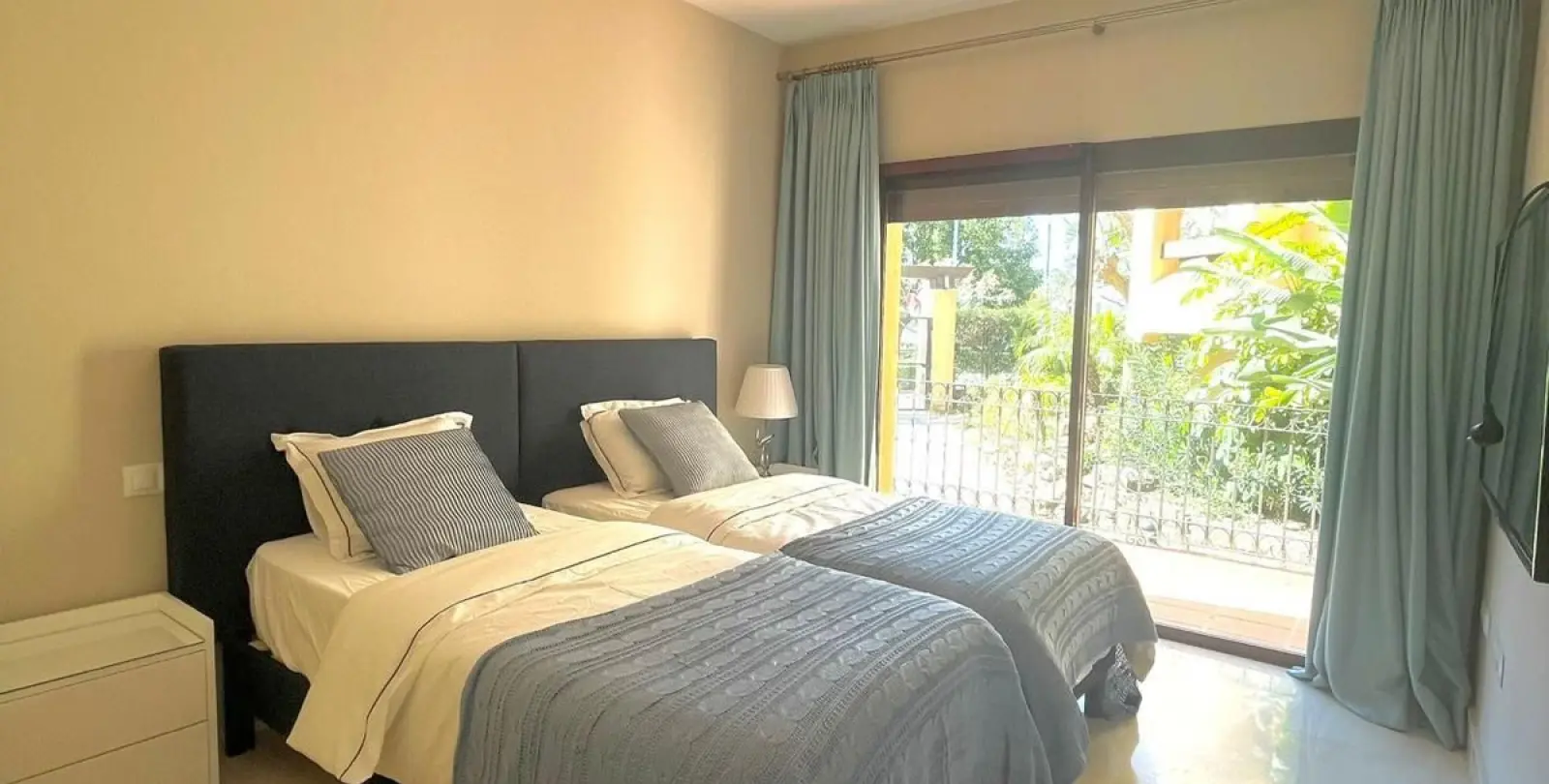 Venta de apartamento en planta baja en San Pedro de Alcántara 11