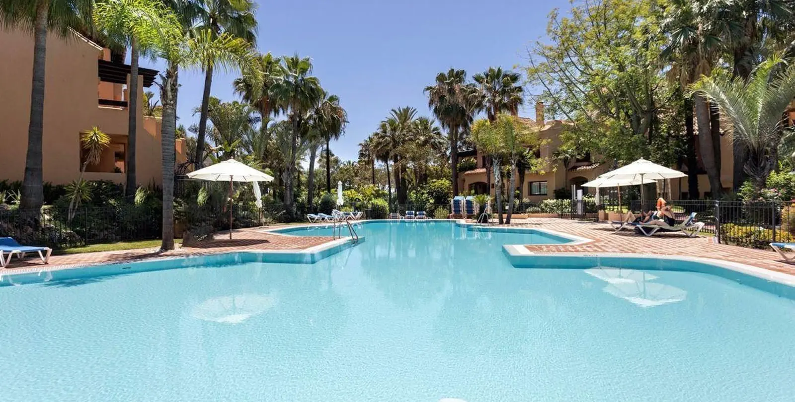 Venta de apartamento en planta baja en San Pedro de Alcántara 13