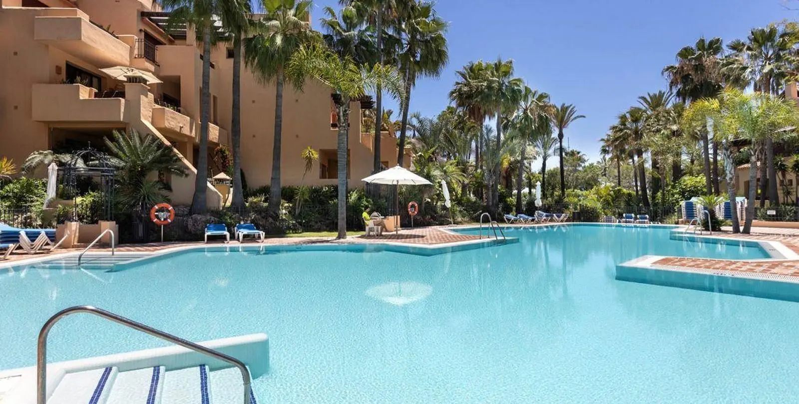 Venta de apartamento en planta baja en San Pedro de Alcántara 14
