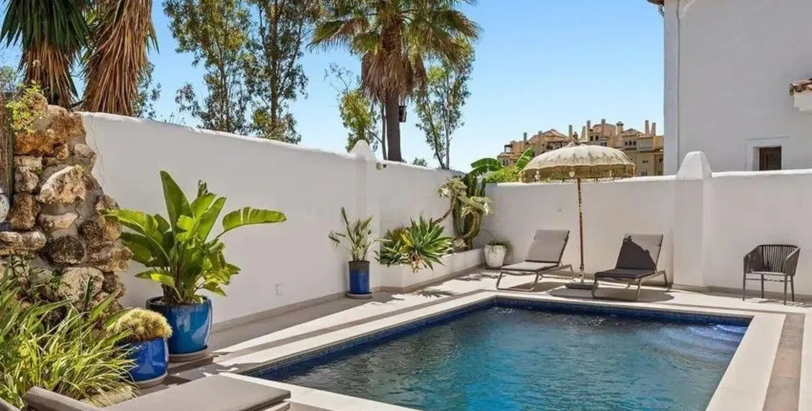 Venta de villa independiente en Selwo 1