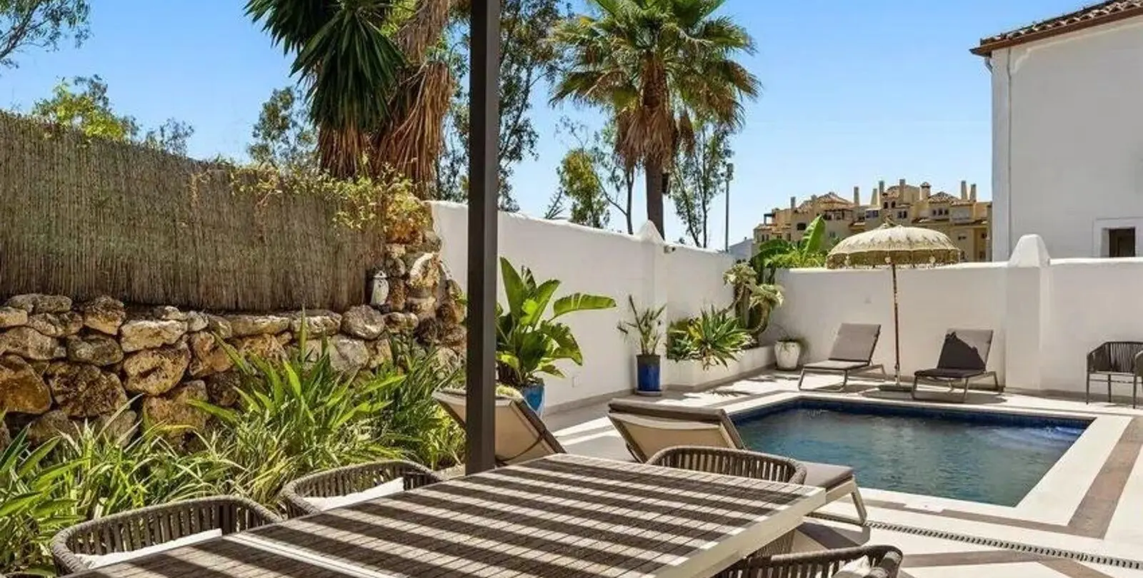 Venta de villa independiente en Selwo 2
