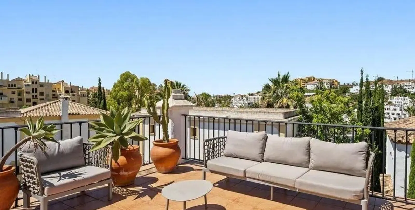 Venta de villa independiente en Selwo 18