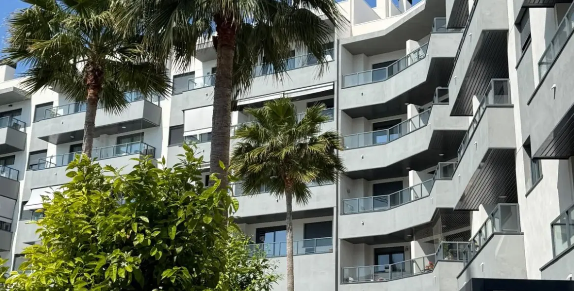 Sale of middle floor apartment in Las Lagunas 8