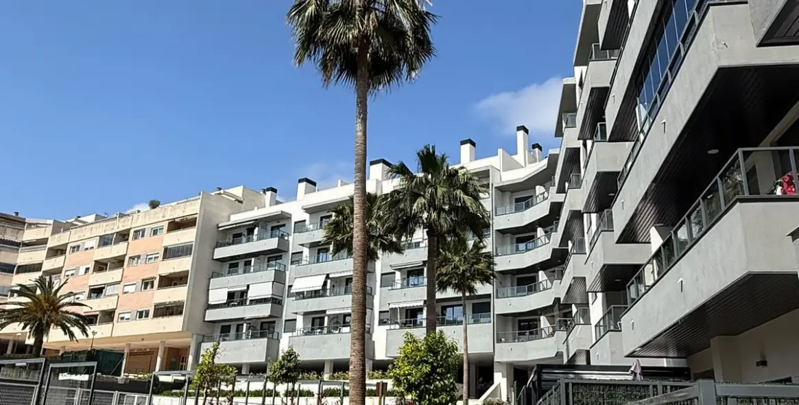 Sale of middle floor apartment in Las Lagunas 48
