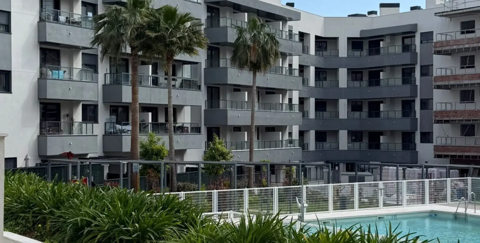 Sale of middle floor apartment in Las Lagunas 7