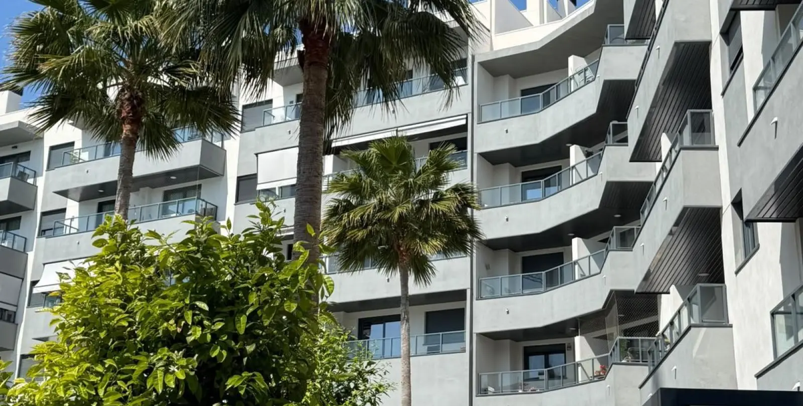 Sale of middle floor apartment in Las Lagunas 8