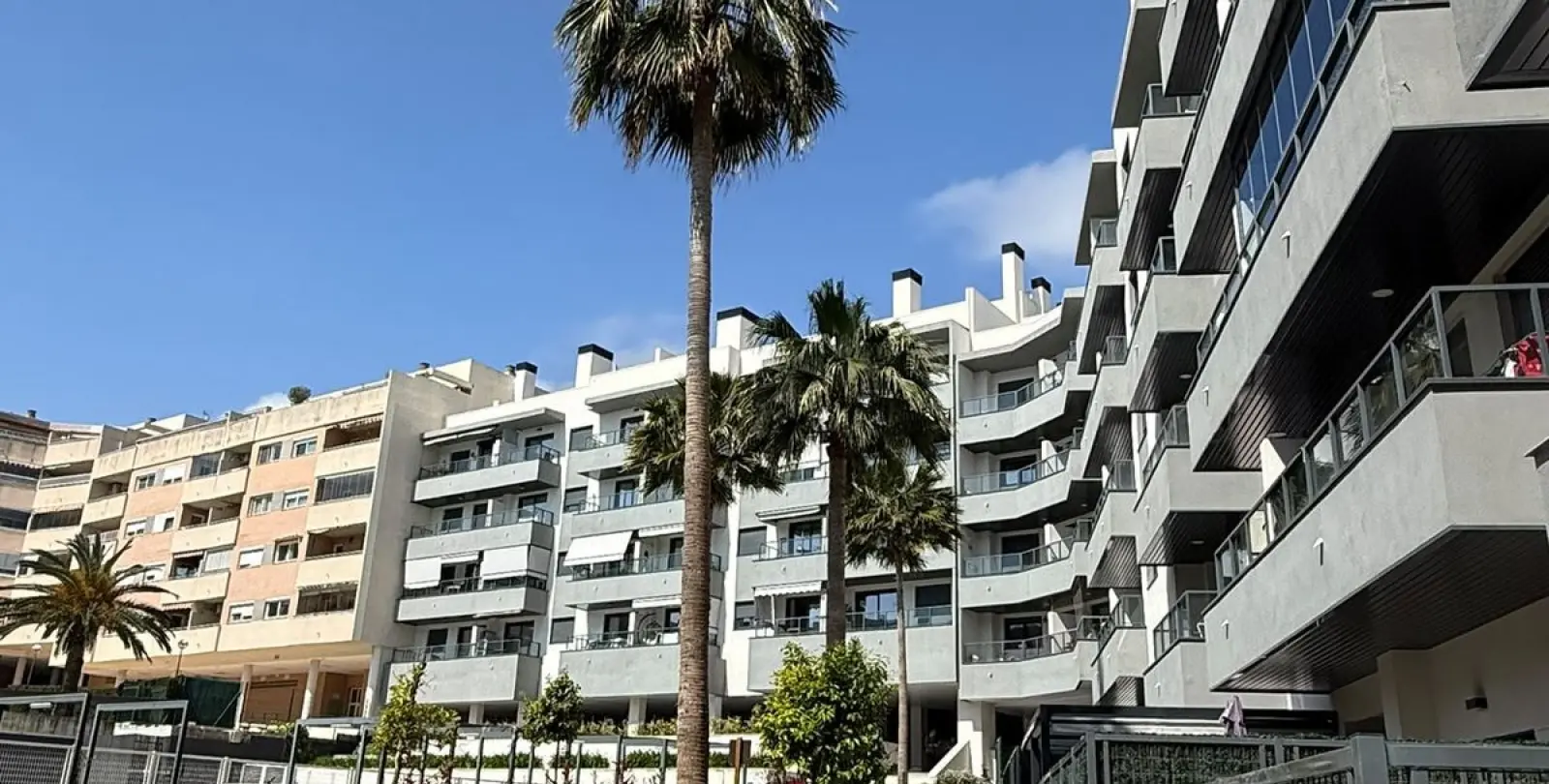 Sale of middle floor apartment in Las Lagunas 38