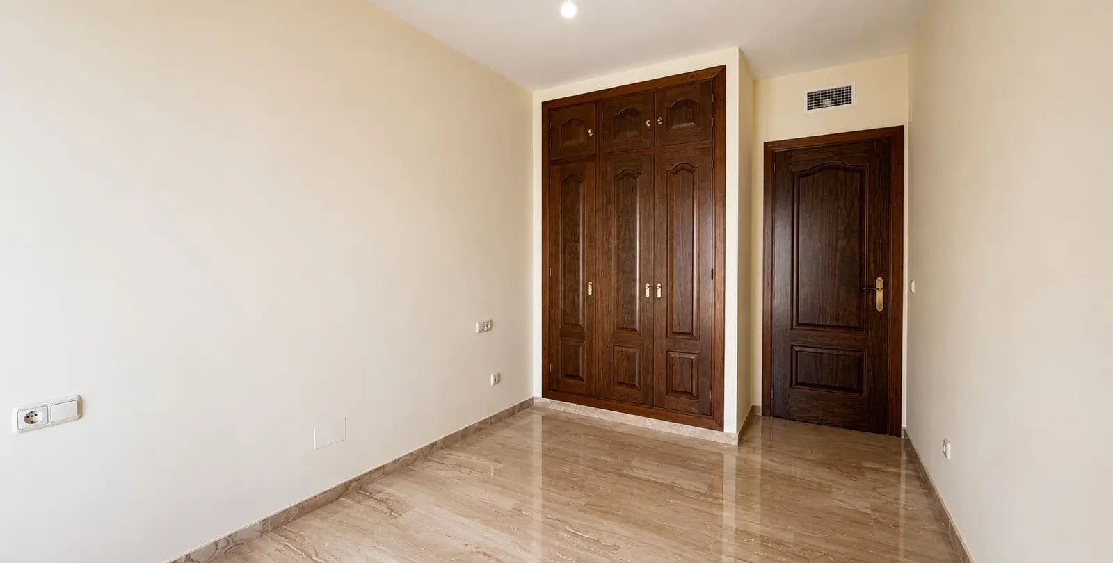 Продажа апартаментов на среднем этаже в Estepona 13
