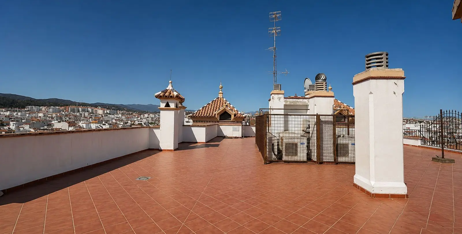 Продажа апартаментов на среднем этаже в Estepona 19