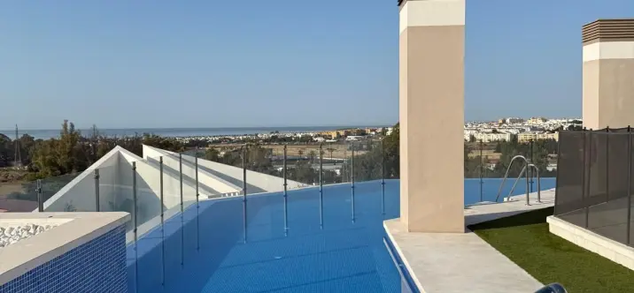 Venta de apartamento en planta media en Nueva Andalucía 0