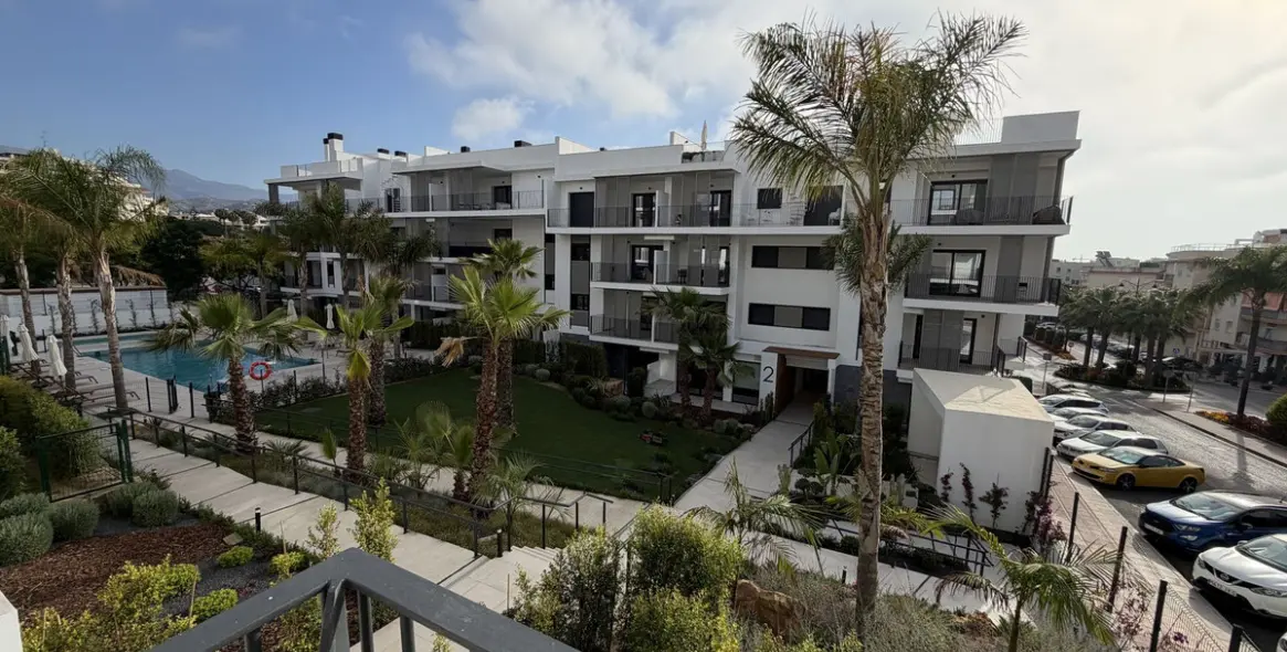 Продажа апартаментов на среднем этаже в Estepona 12