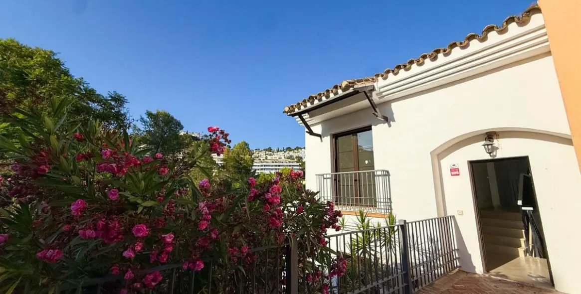 Продажа таунхауса в Los Almendros 8