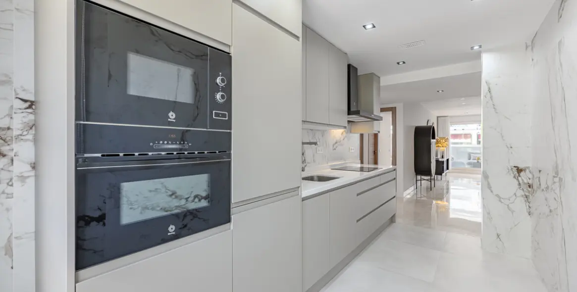 Продажа апартаментов на среднем этаже в The Golden Mile 11