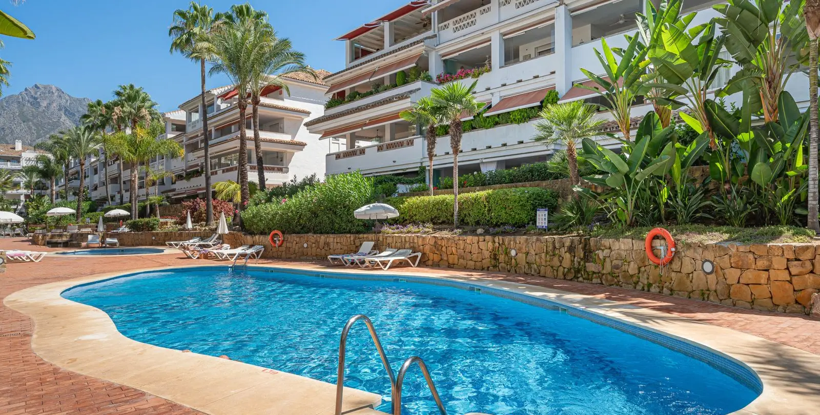 Venta de apartamento en planta media en The Golden Mile 1