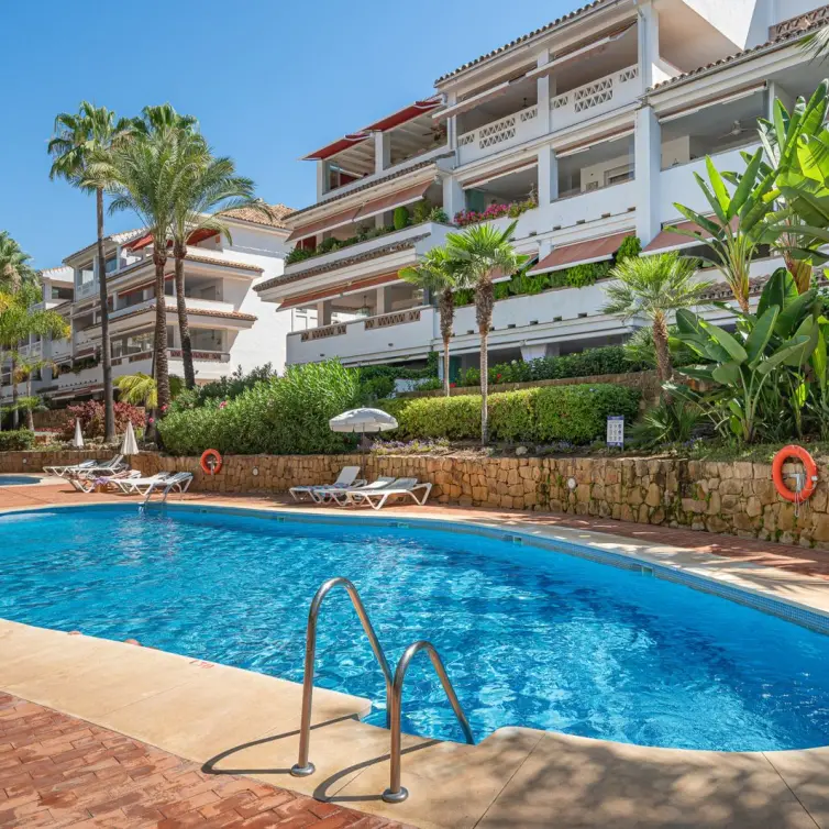 Venta de apartamento en planta media en The Golden Mile