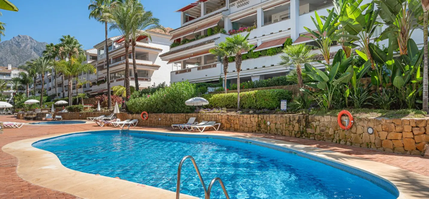 Venta de apartamento en planta media en The Golden Mile 0