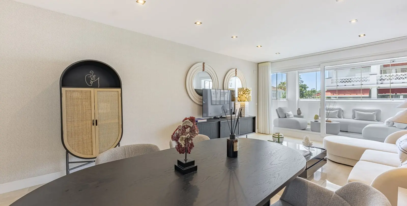Venta de apartamento en planta media en The Golden Mile 9