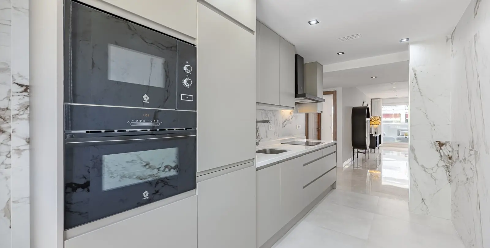 Venta de apartamento en planta media en The Golden Mile 11