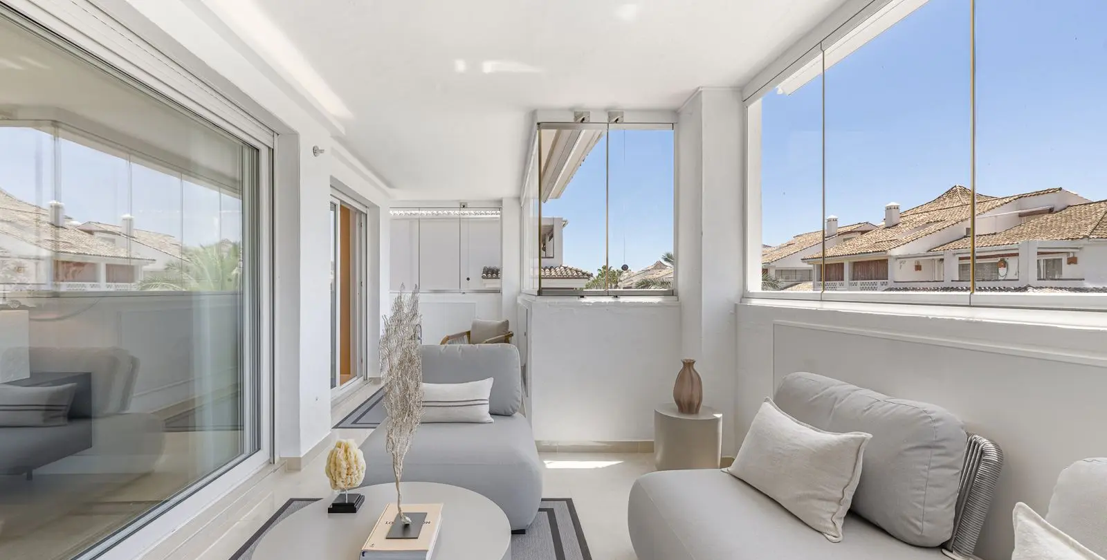 Venta de apartamento en planta media en The Golden Mile 12