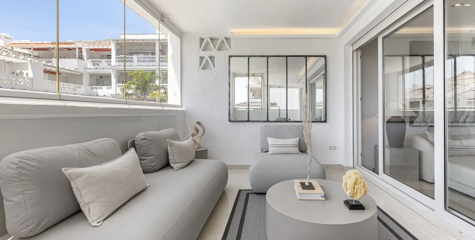 Venta de apartamento en planta media en The Golden Mile 13