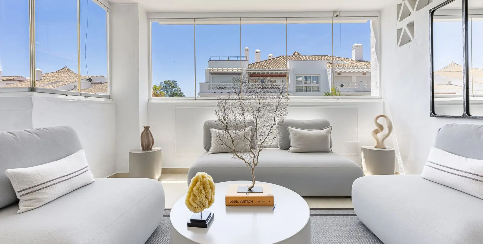 Venta de apartamento en planta media en The Golden Mile 18