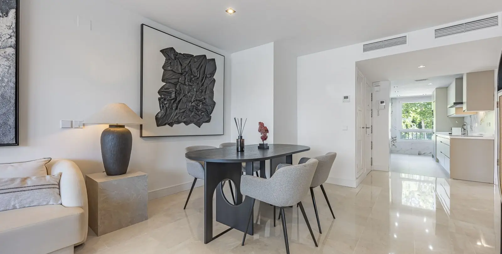 Venta de apartamento en planta media en The Golden Mile 19