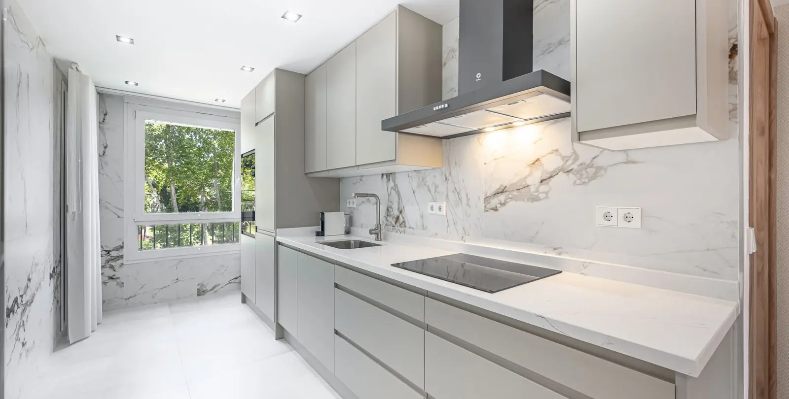 Venta de apartamento en planta media en The Golden Mile 20