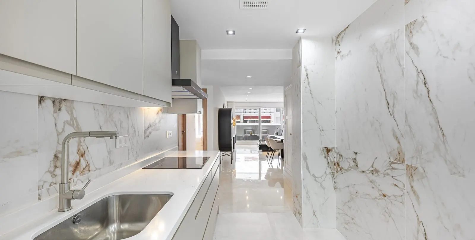 Venta de apartamento en planta media en The Golden Mile 21