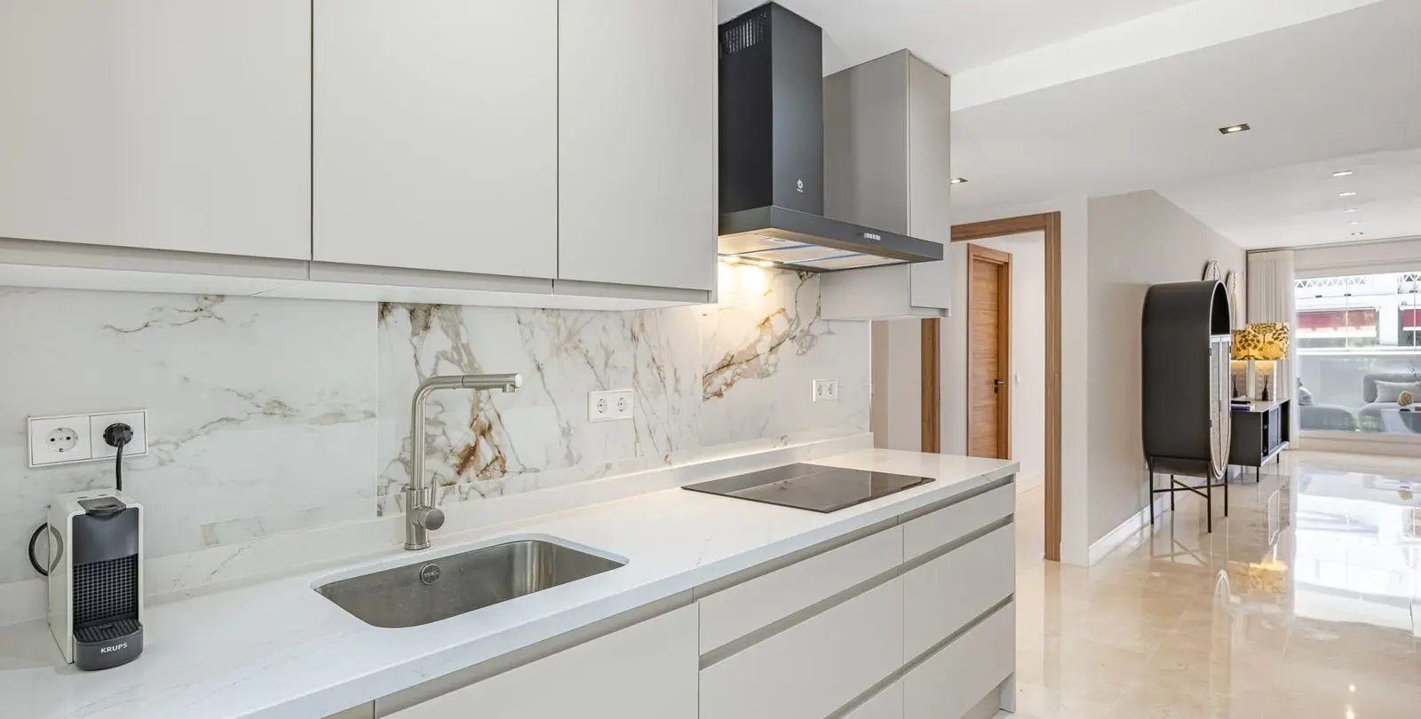 Venta de apartamento en planta media en The Golden Mile 22
