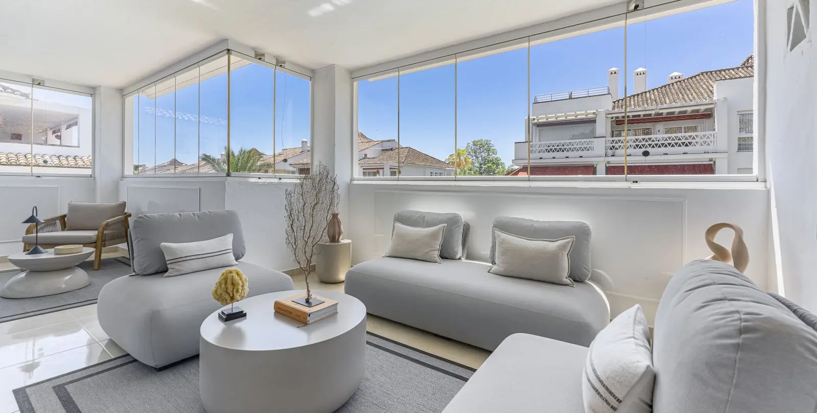 Venta de apartamento en planta media en The Golden Mile 23