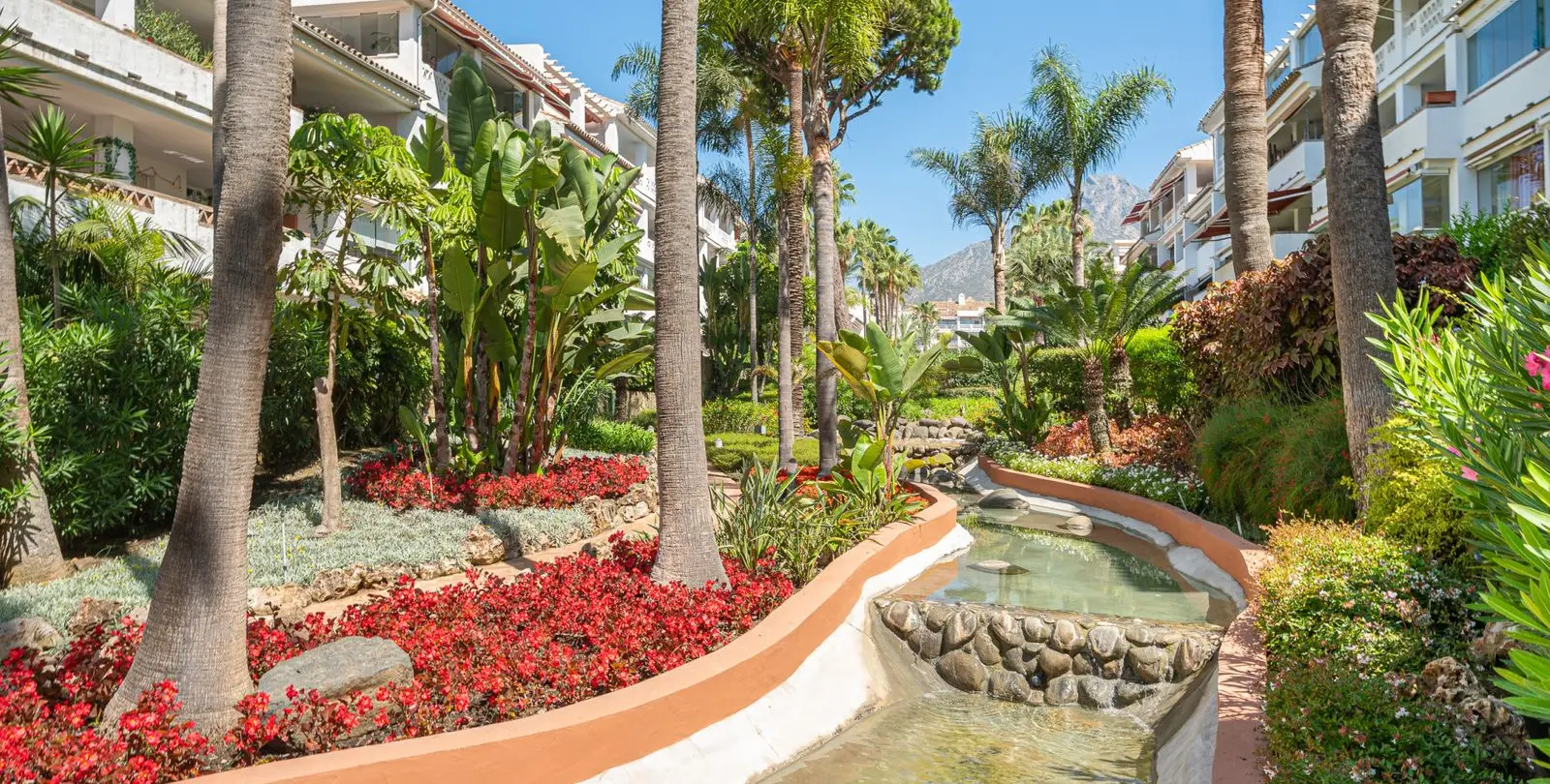 Venta de apartamento en planta media en The Golden Mile 24