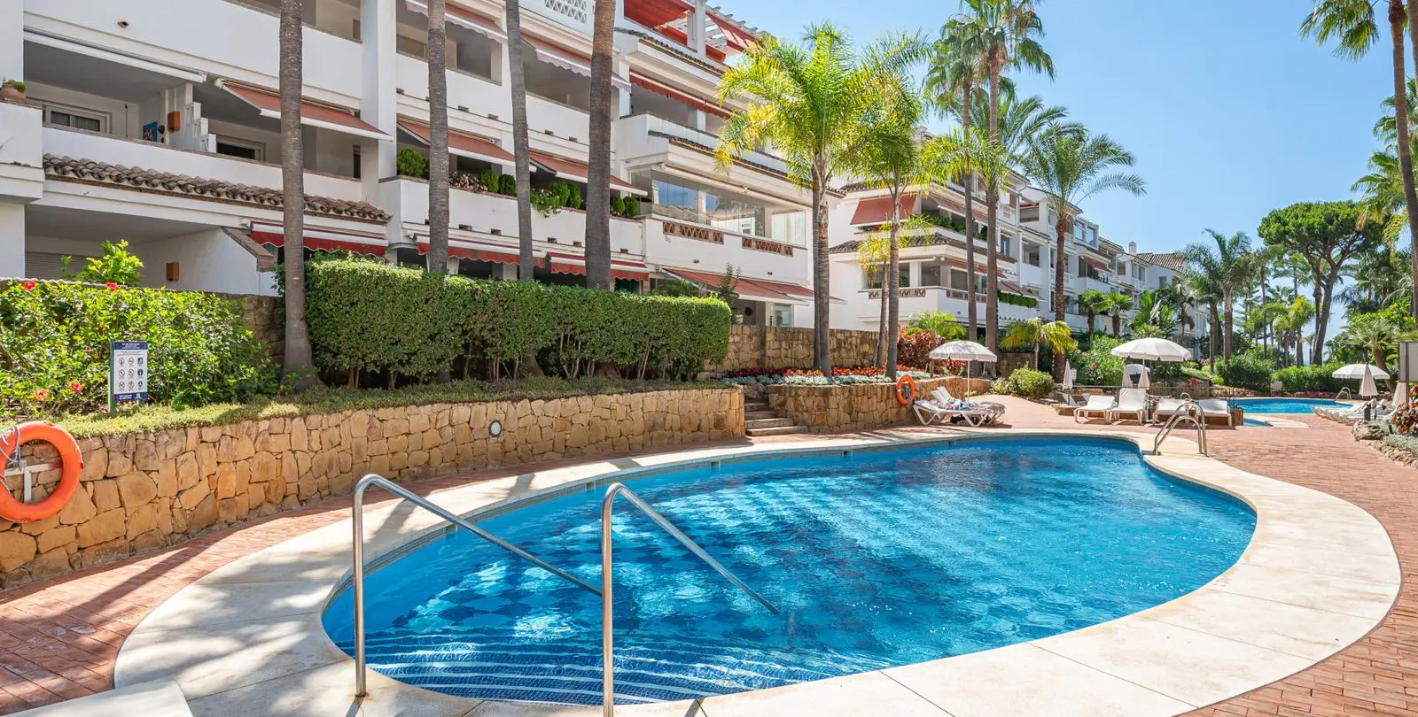 Venta de apartamento en planta media en The Golden Mile 25