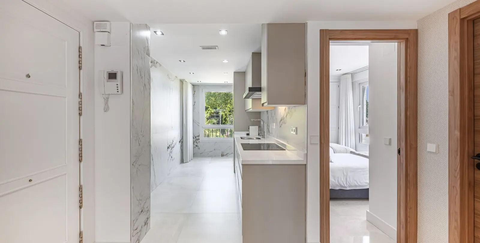 Venta de apartamento en planta media en The Golden Mile 26