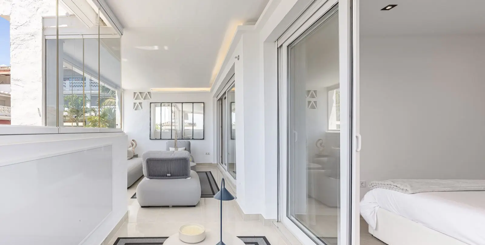 Venta de apartamento en planta media en The Golden Mile 27