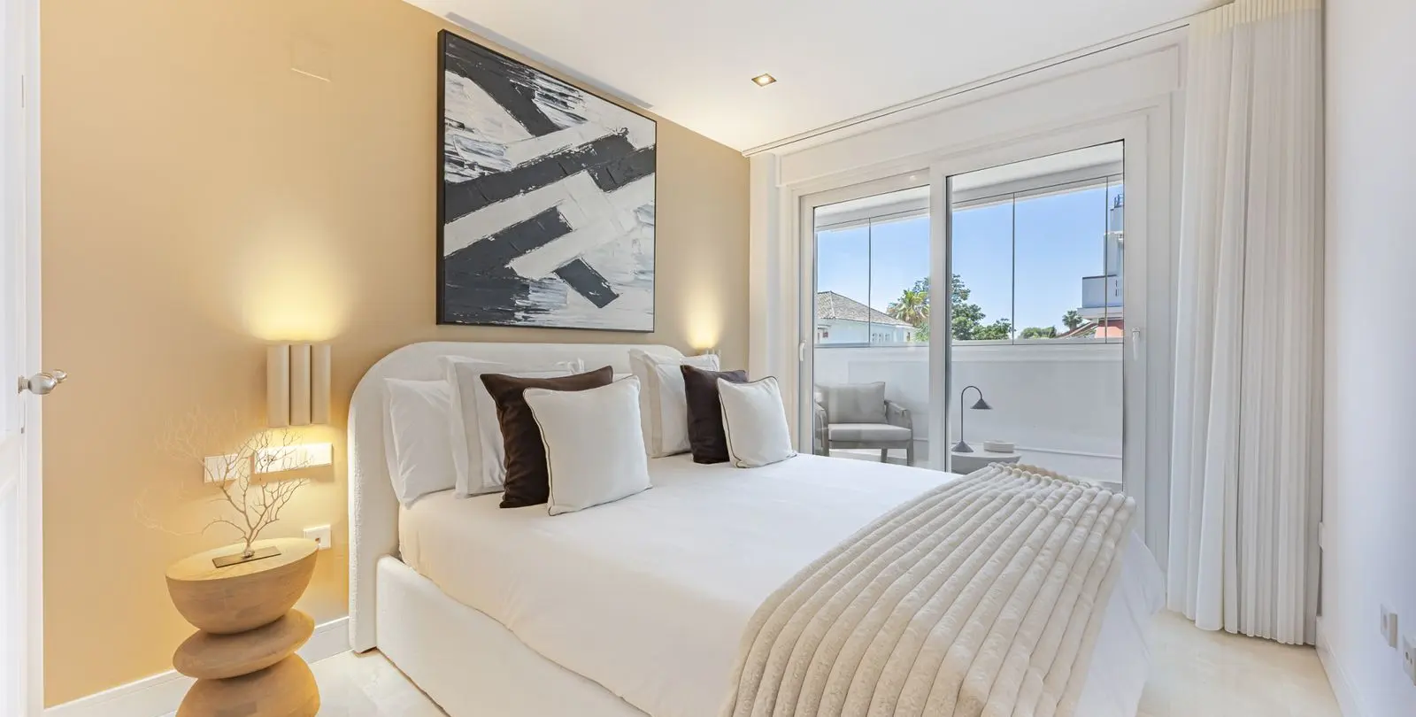 Venta de apartamento en planta media en The Golden Mile 28