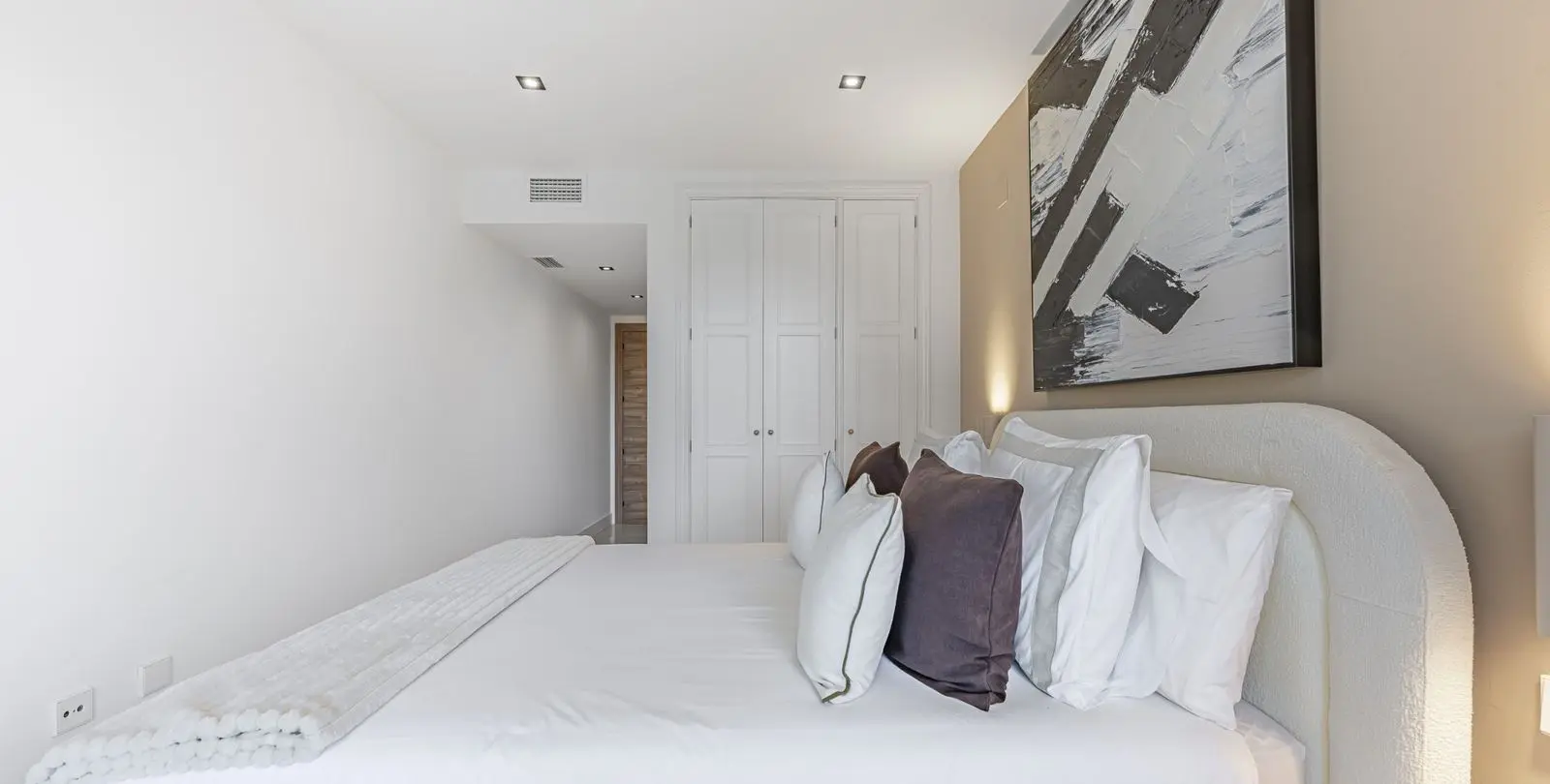 Venta de apartamento en planta media en The Golden Mile 30