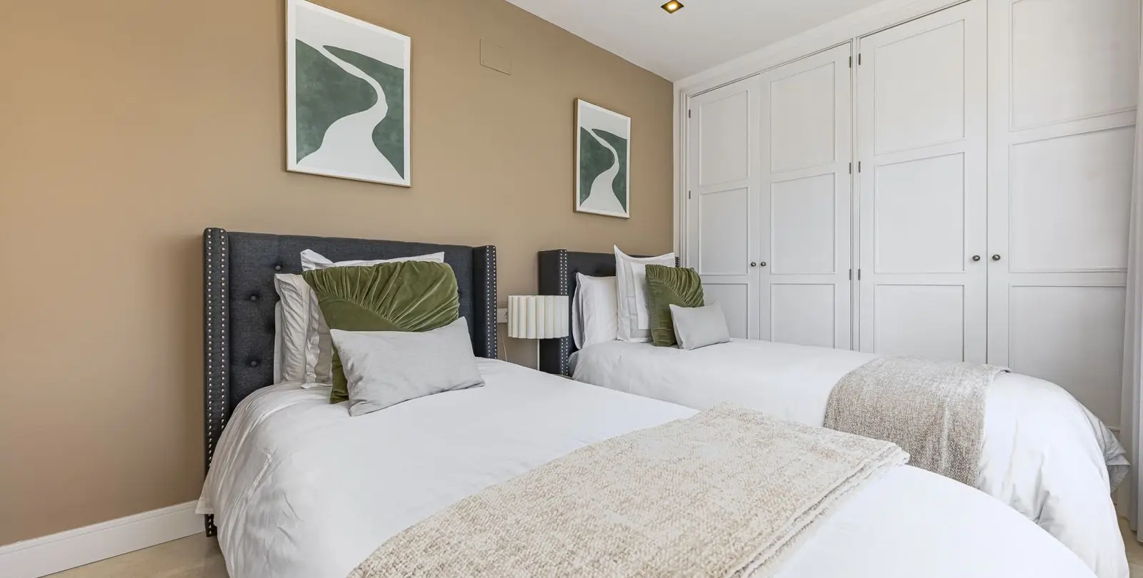 Venta de apartamento en planta media en The Golden Mile 32
