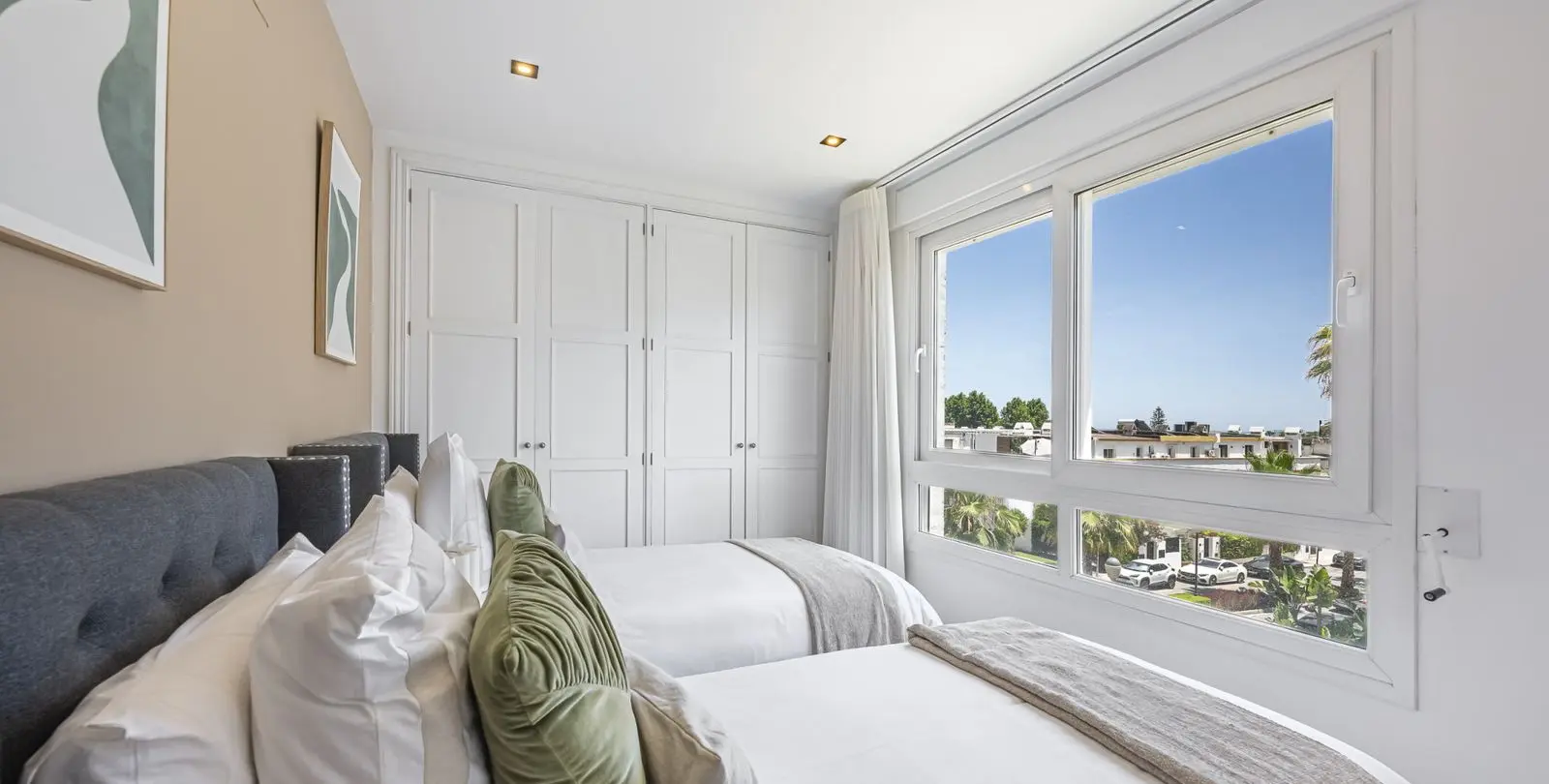 Venta de apartamento en planta media en The Golden Mile 33