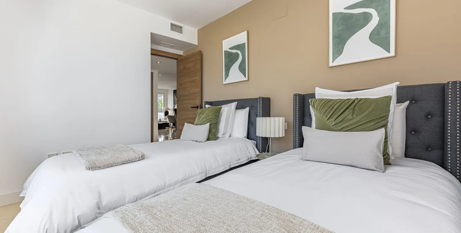 Venta de apartamento en planta media en The Golden Mile 35