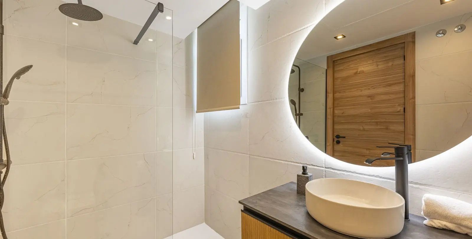 Venta de apartamento en planta media en The Golden Mile 36